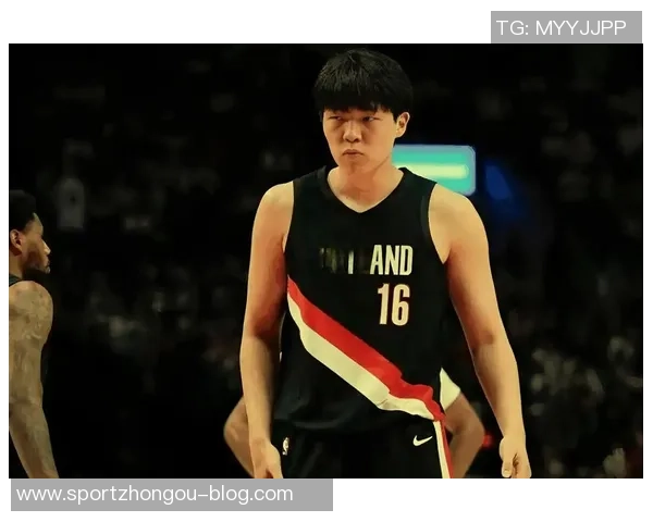 迈阿密球迷与杨瀚森偶遇合影网友呼吁保护他避免网络暴力